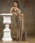 Women Embellished Saree with Scalloped Hem
